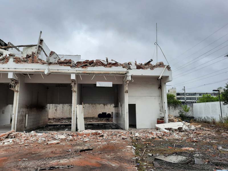 Como é realizado o serviço de demolição na Zona Norte?