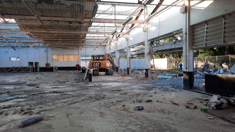 Serviço de demolição no Litoral de SP